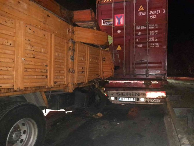 Tıra Arkadan Çarpan Kamyon Sürücüsü Yaralandı