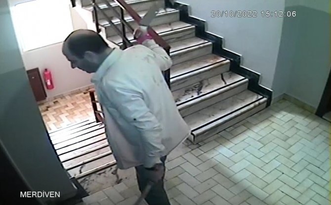 Bakırköy’de Elinde Kılıç Ve Satırla İnsanlara Saldıran Avukat Gözaltına Alındı