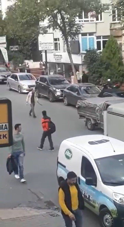 Bakırköy’de Elinde Kılıç Ve Satırla İnsanlara Saldıran Avukat Tutuklandı