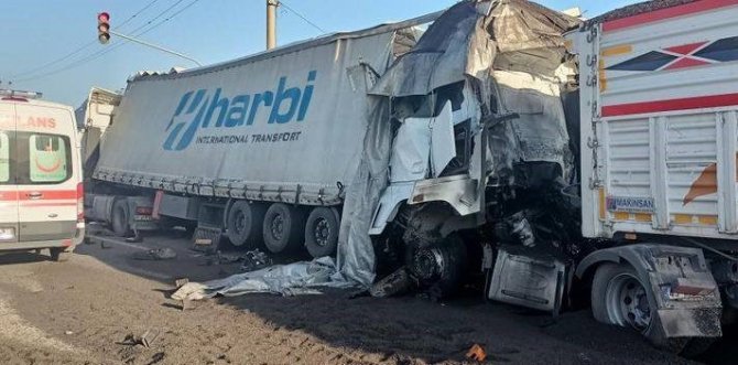 Zincirleme Kazada Tonlarca Ağırlıktaki Kağıt Rulolarının Üzerine Düştüğü Otomobil, Kağıt Gibi Ezildi