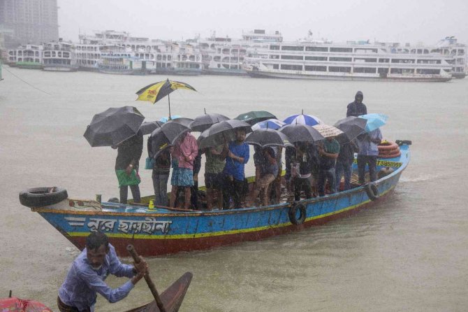 Sitrang Kasırgası Bangladeş’i Vurdu: 16 Ölü