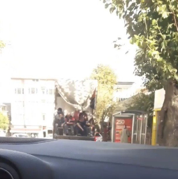 Bursa’da Kamyonet Kasasında Tehlikeli Yolculuk Kameralarda