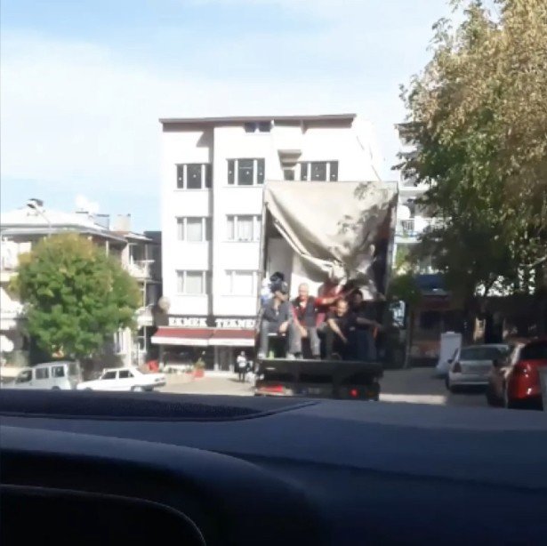 Bursa’da Kamyonet Kasasında Tehlikeli Yolculuk Kameralarda