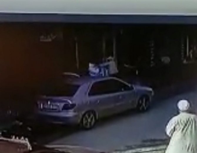 Çarptığı Aracın Camını Yumruklayıp Kırdı