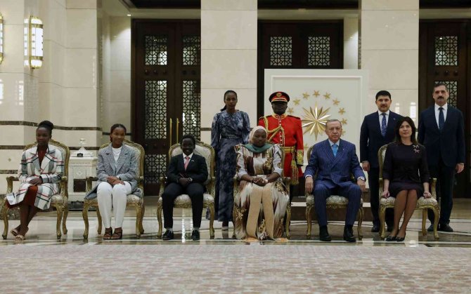 Uganda’nın Ankara Büyükelçisi Tiperu, Cumhurbaşkanı Erdoğan’a Güven Mektubu Sundu