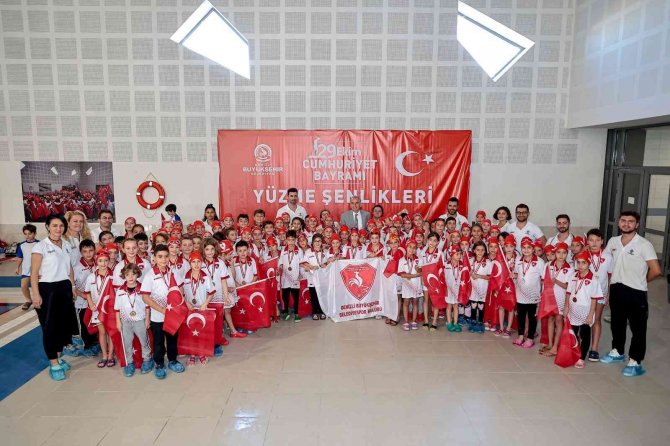 Bayram Coşkusu Yüzme Şenlikleriyle Başladı
