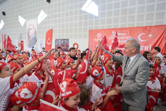 Bayram Coşkusu Yüzme Şenlikleriyle Başladı