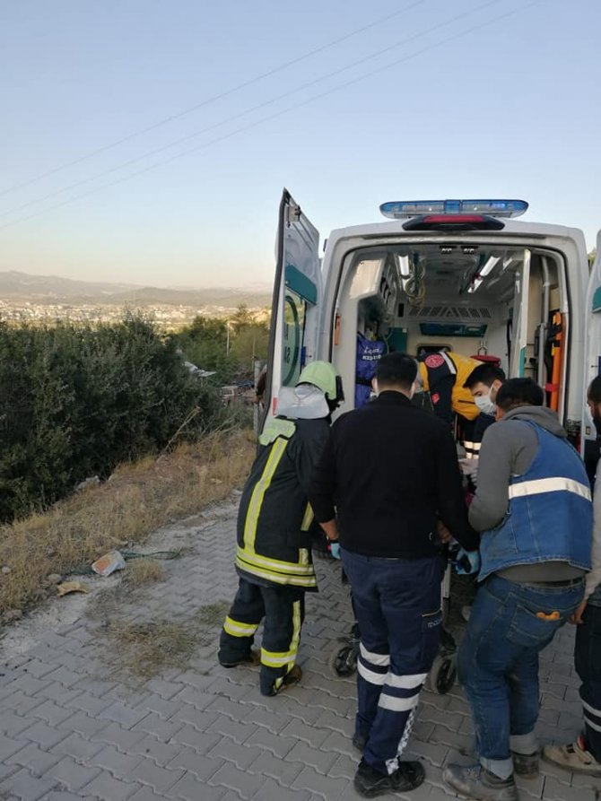Ana Yoldan Takli Yola Yuvarlanan Araçtaki 2 Kişi Yaralandı