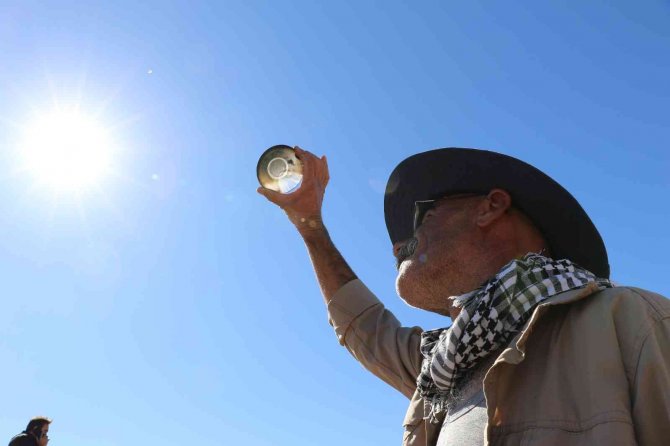 Tarihi Anı Kaçırmamak İçin Çay Tabağını Karartıp İzledi