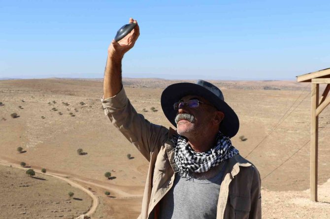 Tarihi Anı Kaçırmamak İçin Çay Tabağını Karartıp İzledi