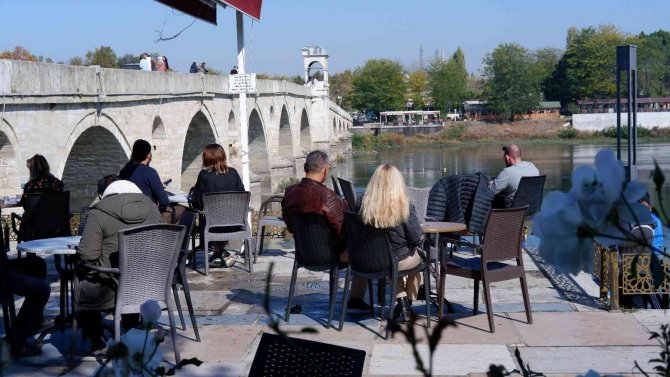 Doğu’da Kar, Batı’da Bahar, Hem Güneşin Hem Sonbaharın Keyfini Doyasıya Yaşadılar