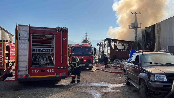 Fabrikanın Bahçesindeki Atık Yağlar Alev Alev Yandı