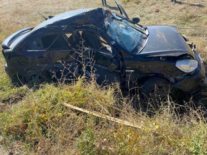 Erzincan’da Otomobil Şarampole Uçtu: 2 Yaralı