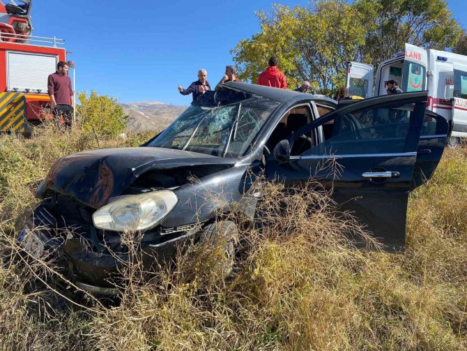 Erzincan’da Otomobil Şarampole Uçtu: 2 Yaralı