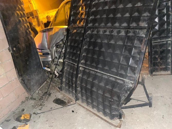 Kontrolden Çıkan Ticari Araç Garaja Girdi