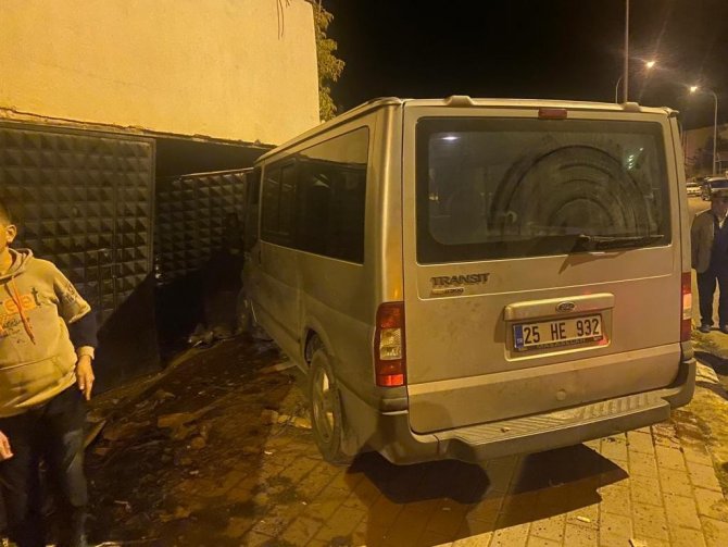 Kontrolden Çıkan Ticari Araç Garaja Girdi