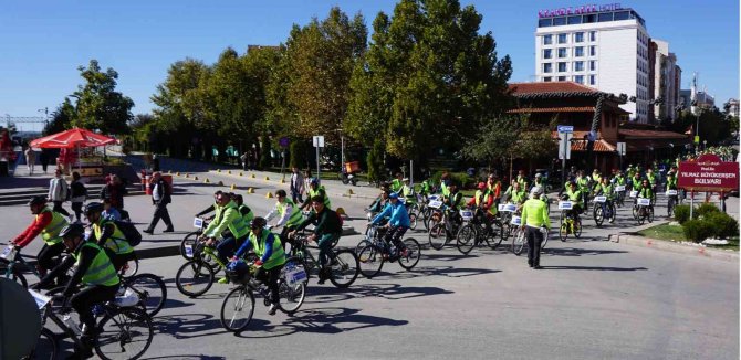 İ̇klim Değişikliğine Dikkat Çekmek İçin Pedal Çevirdiler