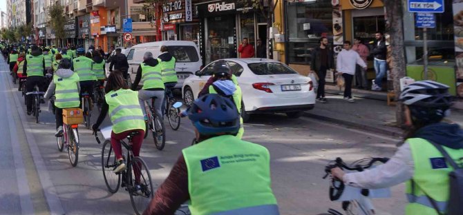 İ̇klim Değişikliğine Dikkat Çekmek İçin Pedal Çevirdiler