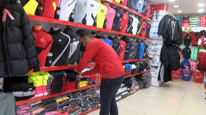 Maltepe’de 4 Kadının Hırsızlık Oyunu: 2’si Oyaladı, Diğerleri Çaldı