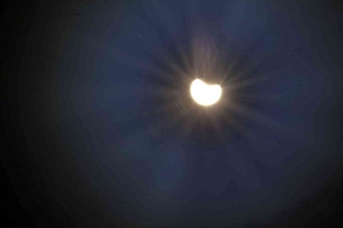 İ̇ki Ülke Arasında Güneş Tutulmasını Kayda Aldı