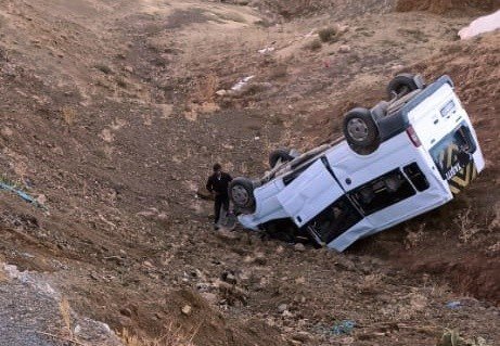 Yüksekova’da Minibüsün Uçuruma Yuvarlandığı Kazada 11 Öğrenci Yaralandı