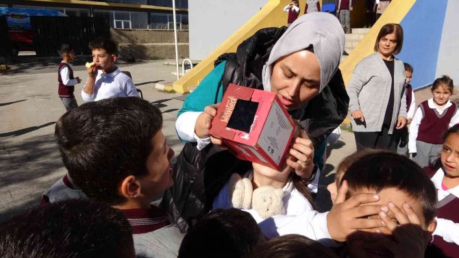 Karton Kutudan Yapılan Düzenekle Güneş Tutulması Heyecanı