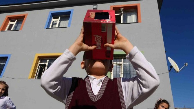 Karton Kutudan Yapılan Düzenekle Güneş Tutulması Heyecanı