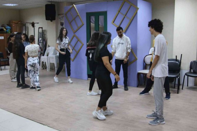 Hatay’da Gençlik Tiyatrosu “Genç” Yeteneklerini Arıyor