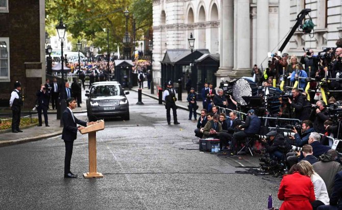 İ̇ngiltere’nin Yeni Başbakanı Sunak: "Ülkemizi Sözle Değil, Eylemlerle Bir Araya Getireceğim"