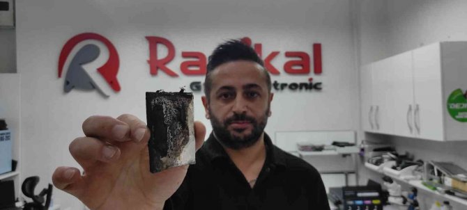 Tamir İçin Getirilen Telefon Böyle Patladı, O Anlar Kamerada
