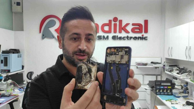 Tamir İçin Getirilen Telefon Böyle Patladı, O Anlar Kamerada