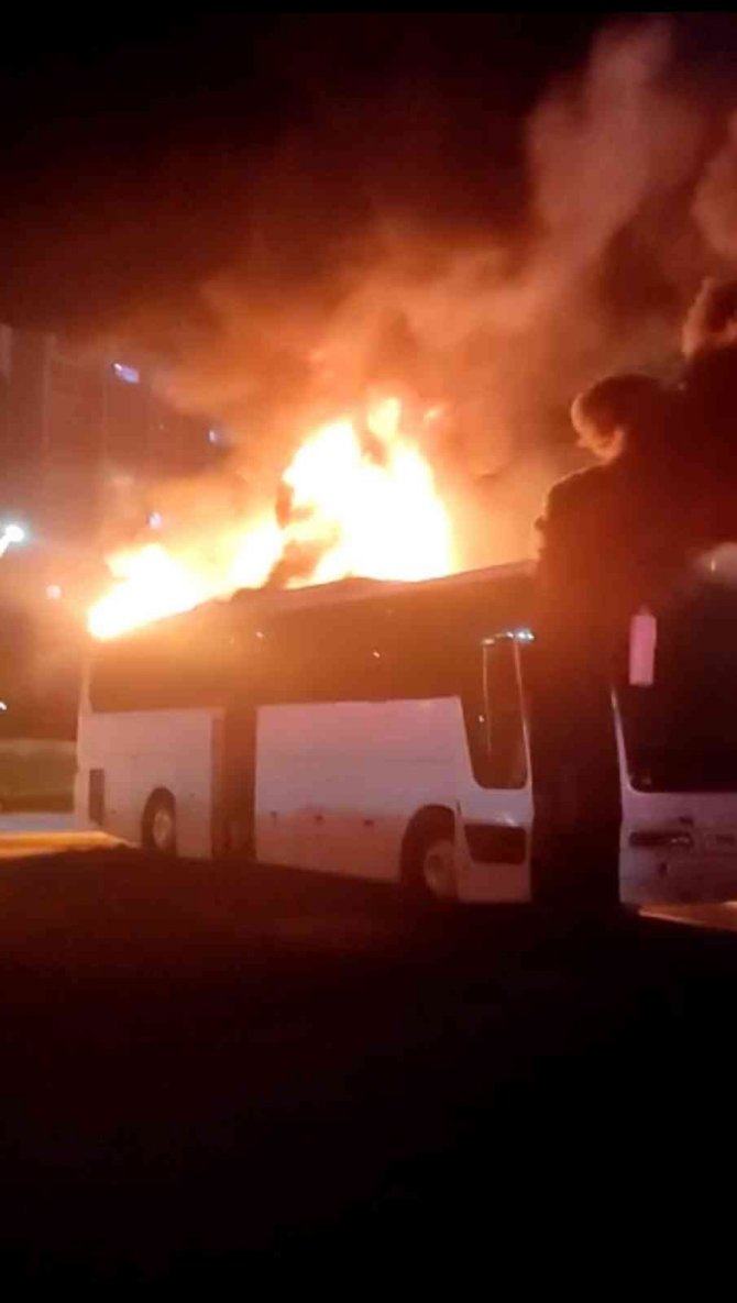 İ̇zmir’de Servis Otobüsü Alev Alev Yandı