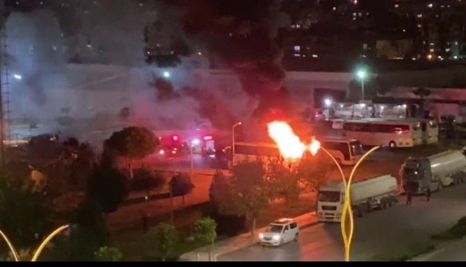 İ̇zmir’de Servis Otobüsü Alev Alev Yandı