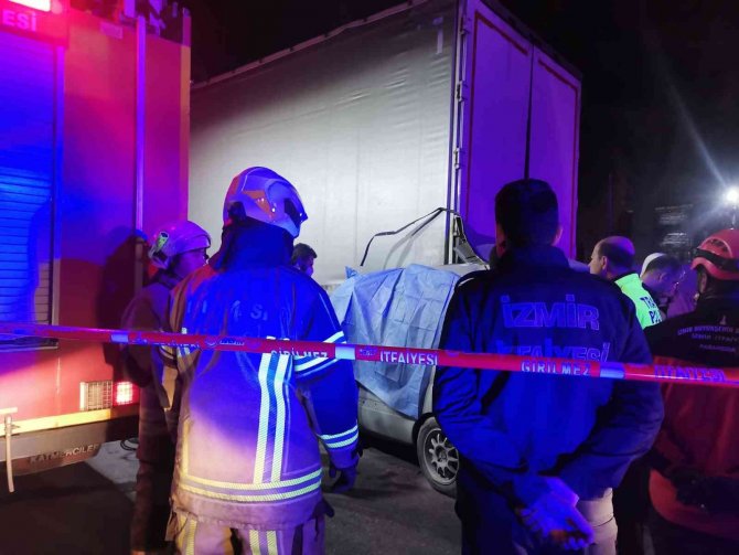 İ̇zmir’de Hafif Ticari Araç Tıra Ok Gibi Saplandı: 1 Ölü