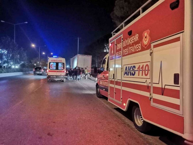 İ̇zmir’de Hafif Ticari Araç Tıra Ok Gibi Saplandı: 1 Ölü