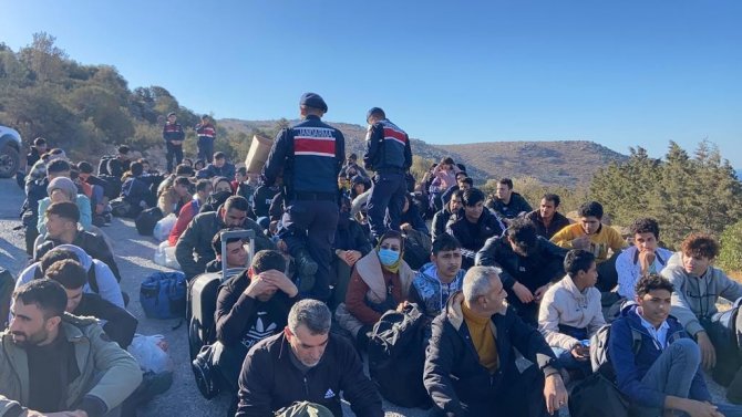 İ̇zmir’de 107 Düzensiz Göçmen Ve 11 Organizatör Yakalandı