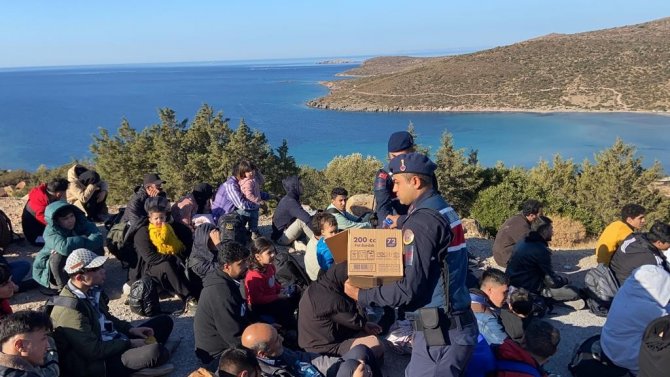 İ̇zmir’de 107 Düzensiz Göçmen Ve 11 Organizatör Yakalandı