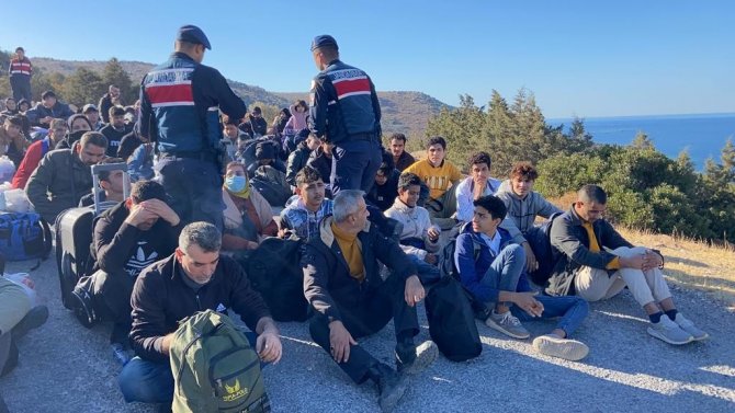 İ̇zmir’de 107 Düzensiz Göçmen Ve 11 Organizatör Yakalandı