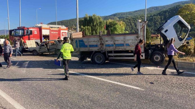 Kavşağa Kontrolsüz Çıkan Otomobil İle Kamyonet Çarpıştı : 3 Yaralı