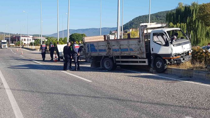 Kavşağa Kontrolsüz Çıkan Otomobil İle Kamyonet Çarpıştı : 3 Yaralı