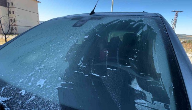Kars Eksi 8’i Gördü, Araçların Camları Buz Tuttu