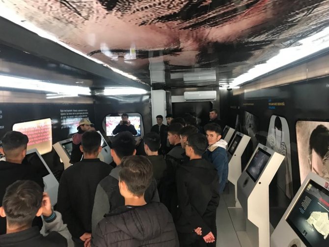 Narkotik Eğitim Tırında Gençlere Uyuşturucu Maddelerin Zararları Anlatıldı