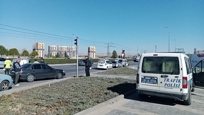 Otomobille Çarpışan Hafif Ticari Araç Yan Yattı: 1 Yaralı