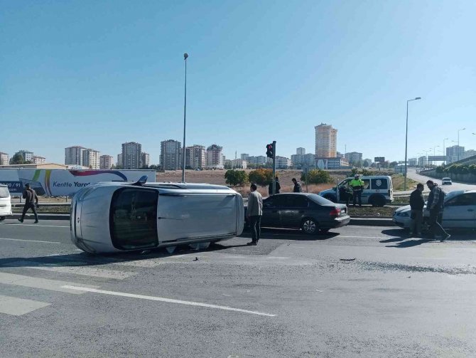 Otomobille Çarpışan Hafif Ticari Araç Yan Yattı: 1 Yaralı