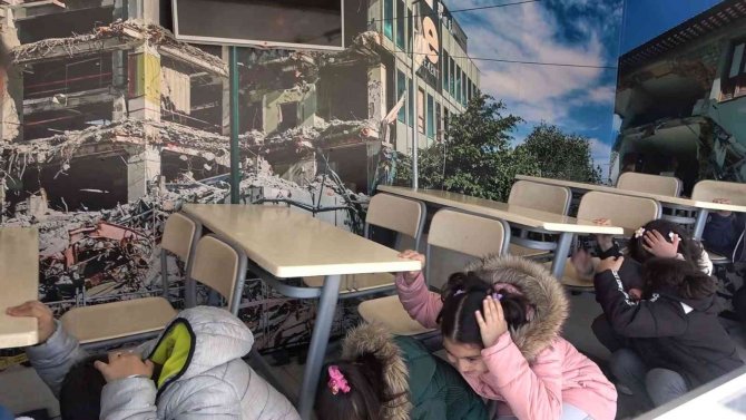 Öğrencilere Simülasyon Tırında Deprem Eğitimi Verildi
