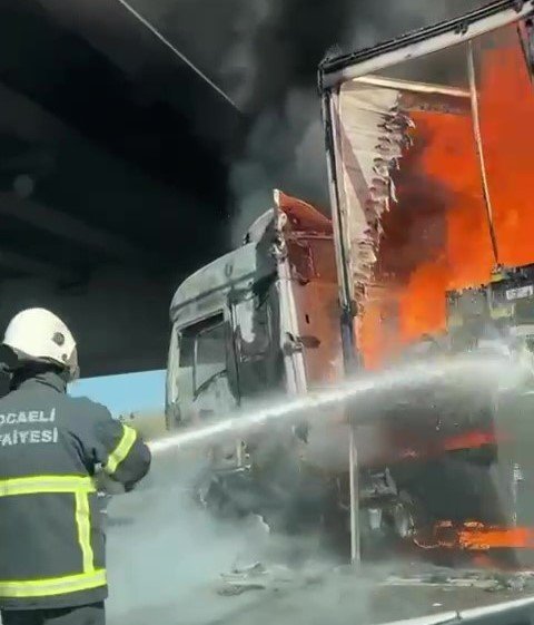Tem’de Seyir Halinde Olan Tır Bir Anda Alev Topuna Döndü