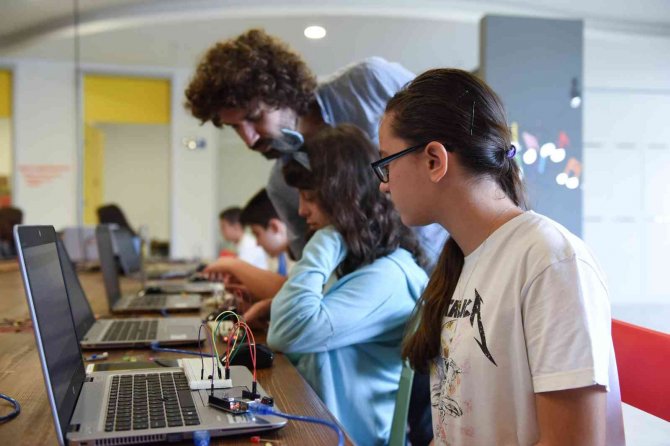 Gençler, Tasarladıkları Projelerle Yarını Şekillendiren Beyaz Eşya Teknolojilerine İmza Atacak
