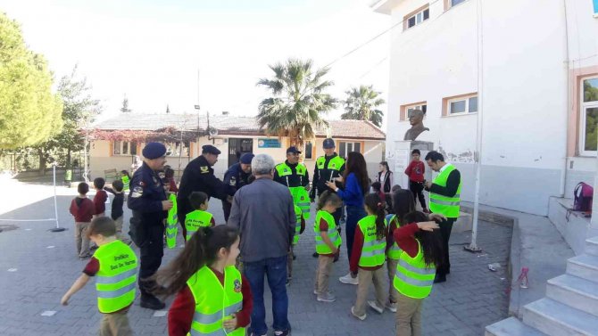 Manisa’da "Okul Yolunda Güvendeyim" Projesinde Öğrencilere Yelek Dağıtıldı