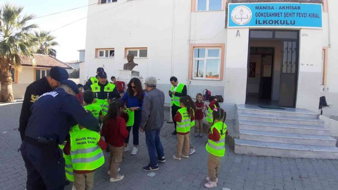 Manisa’da "Okul Yolunda Güvendeyim" Projesinde Öğrencilere Yelek Dağıtıldı