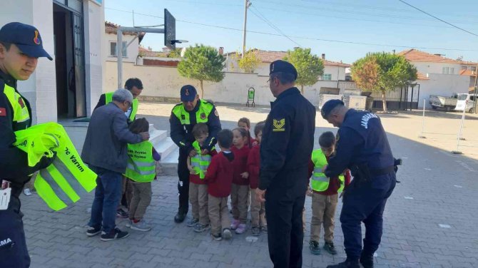 Manisa’da "Okul Yolunda Güvendeyim" Projesinde Öğrencilere Yelek Dağıtıldı